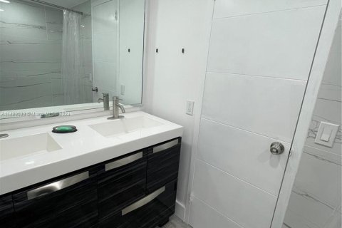 Condominio en venta en North Miami, Florida, 2 dormitorios, 93.74 m2 № 647890 - foto 9