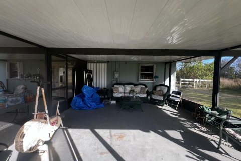 House in Okeechobee, Florida 3 bedrooms, 123.37 sq.m. № 989230 - photo 1