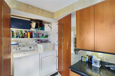 Condo in Sunny Isles Beach, Florida, 3 bedrooms  № 1377547 - photo 29