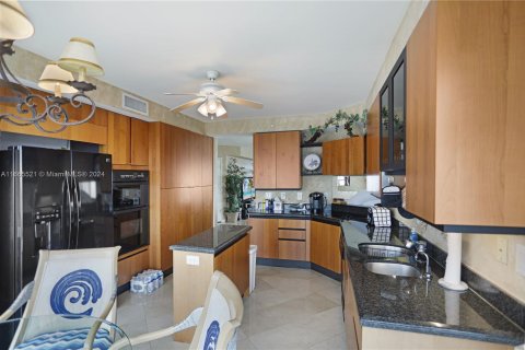 Condominio en venta en Sunny Isles Beach, Florida, 3 dormitorios, 194.17 m2 № 1377547 - foto 27