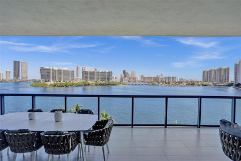 Condominio en alquiler en Aventura, Florida, 3 dormitorios, 275.18 m2 № 1377453 - foto 10