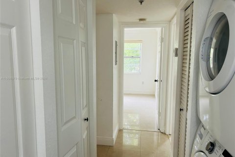 Condo in Miami, Florida, 2 bedrooms  № 1356753 - photo 1