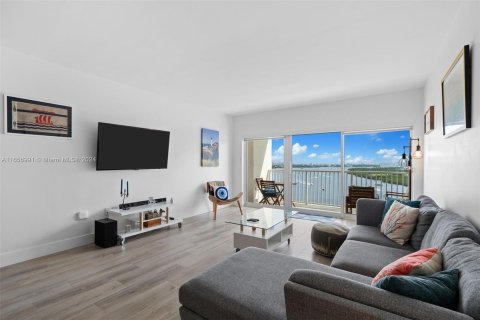 Condo in Sunny Isles Beach, Florida, 2 bedrooms  № 1357285 - photo 19