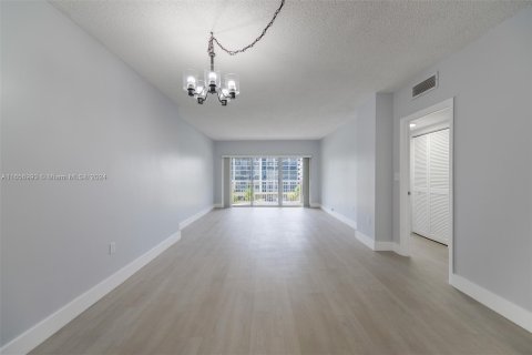 Condo in Hallandale Beach, Florida, 1 bedroom  № 1357290 - photo 4