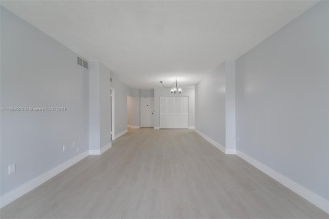 Condo in Hallandale Beach, Florida, 1 bedroom  № 1357290 - photo 6