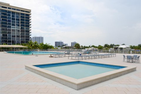 Condo in Hallandale Beach, Florida, 1 bedroom  № 1357290 - photo 22