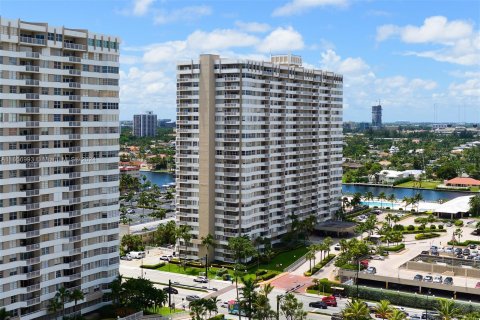 Condo in Hallandale Beach, Florida, 1 bedroom  № 1357290 - photo 27