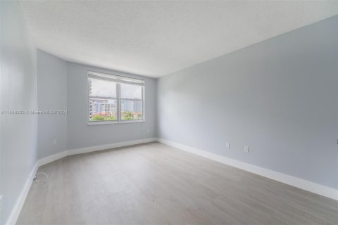 Condominio en alquiler en Hallandale Beach, Florida, 1 dormitorio, 80.82 m2 № 1357290 - foto 10