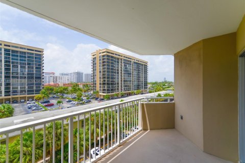 Condo in Hallandale Beach, Florida, 1 bedroom  № 1357290 - photo 18