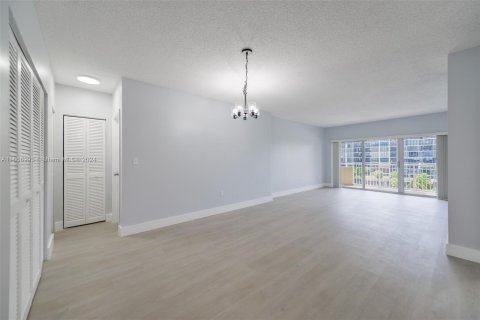 Condominio en alquiler en Hallandale Beach, Florida, 1 dormitorio, 80.82 m2 № 1357290 - foto 2