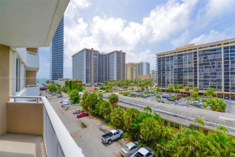 Condo in Hallandale Beach, Florida, 1 bedroom  № 1357290 - photo 1