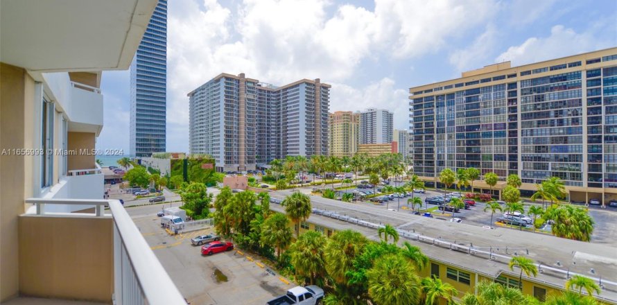 Condominio en Hallandale Beach, Florida, 1 dormitorio  № 1357290