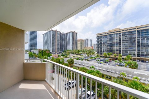 Condo in Hallandale Beach, Florida, 1 bedroom  № 1357290 - photo 17