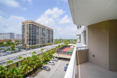 Condo in Hallandale Beach, Florida, 1 bedroom  № 1357290 - photo 19