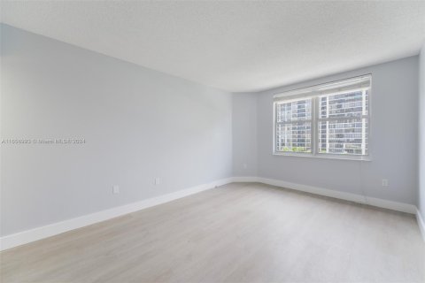 Condominio en alquiler en Hallandale Beach, Florida, 1 dormitorio, 80.82 m2 № 1357290 - foto 11