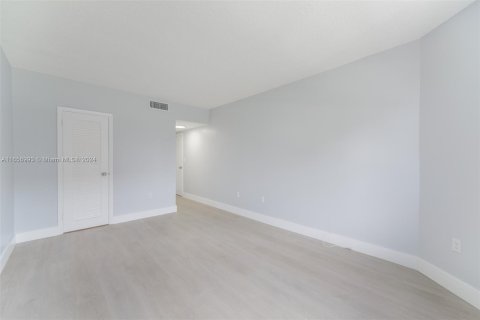 Condominio en alquiler en Hallandale Beach, Florida, 1 dormitorio, 80.82 m2 № 1357290 - foto 12