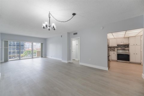 Condo in Hallandale Beach, Florida, 1 bedroom  № 1357290 - photo 3