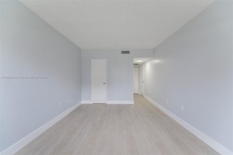 Condo in Hallandale Beach, Florida, 1 bedroom  № 1357290 - photo 13