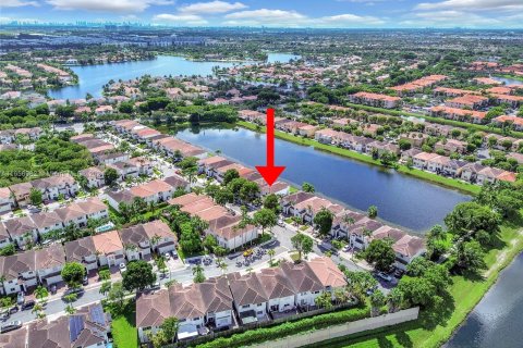 Adosado en alquiler en Doral, Florida, 4 dormitorios, 195.56 m2 № 1357286 - foto 1