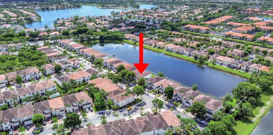 Adosado en Doral, Florida 4 dormitorios, 195.56 m2 № 1357286