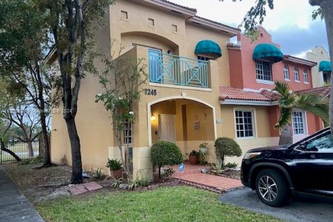 Townhouse in Hialeah, Florida 4 bedrooms, 148.46 sq.m. № 1103654 - photo 1