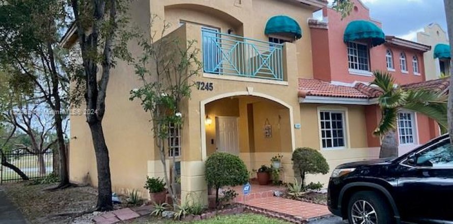 Townhouse in Hialeah, Florida 4 bedrooms, 148.46 sq.m. № 1103654
