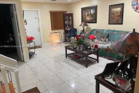 Townhouse in Hialeah, Florida 4 bedrooms, 148.46 sq.m. № 1103654 - photo 3