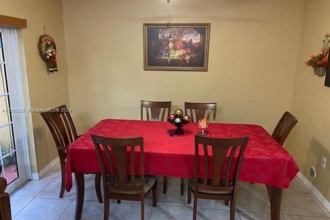 Adosado en venta en Hialeah, Florida, 4 dormitorios, 148.46 m2 № 1103654 - foto 4