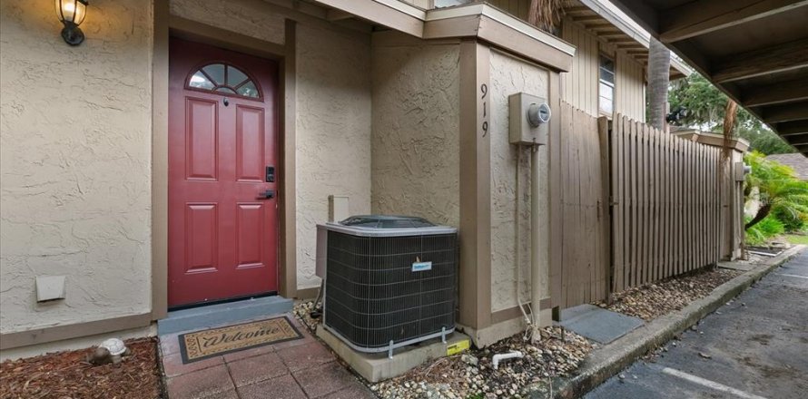 Townhouse in Brandon, Florida 3 bedrooms, 116.69 sq.m. № 1390972