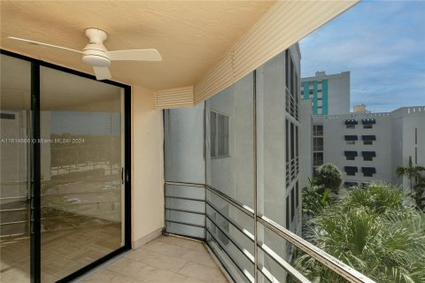 Condo in North Miami Beach, Florida, 1 bedroom  № 1236282 - photo 23