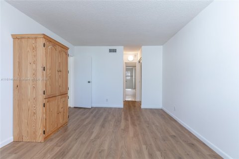 Condo in North Miami Beach, Florida, 1 bedroom  № 1236282 - photo 16