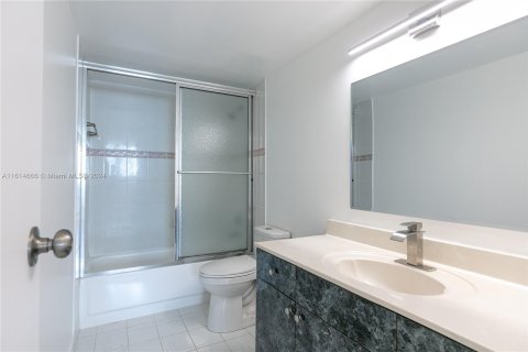 Condo in North Miami Beach, Florida, 1 bedroom  № 1236282 - photo 19