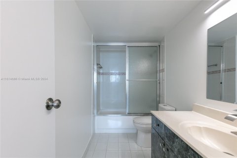 Condo in North Miami Beach, Florida, 1 bedroom  № 1236282 - photo 20