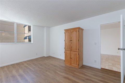 Condo in North Miami Beach, Florida, 1 bedroom  № 1236282 - photo 17