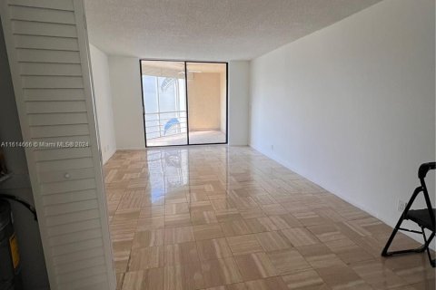 Condo in North Miami Beach, Florida, 1 bedroom  № 1236282 - photo 2