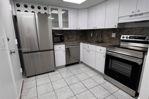 Condo in North Miami Beach, Florida, 1 bedroom  № 1236282 - photo 1