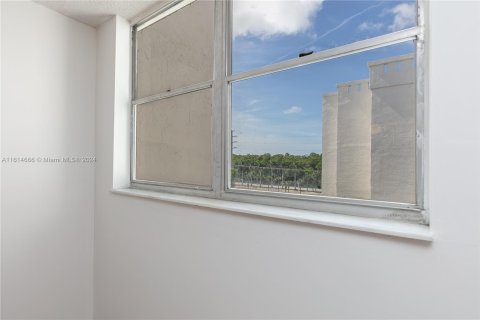 Condo in North Miami Beach, Florida, 1 bedroom  № 1236282 - photo 15