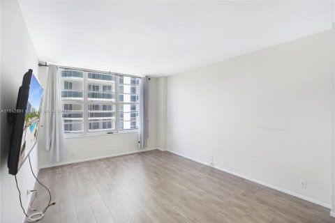 Condo in Miami Beach, Florida, 2 bedrooms  № 1325945 - photo 13