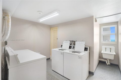 Condo in Miami Beach, Florida, 2 bedrooms  № 1325945 - photo 27