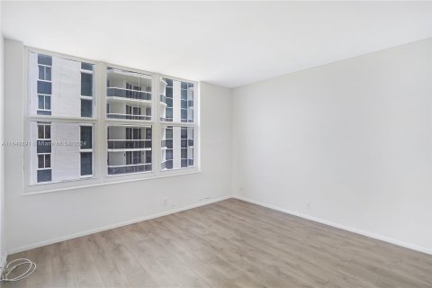 Copropriété à vendre à Miami Beach, Floride: 2 chambres, 105.35 m2 № 1325945 - photo 14