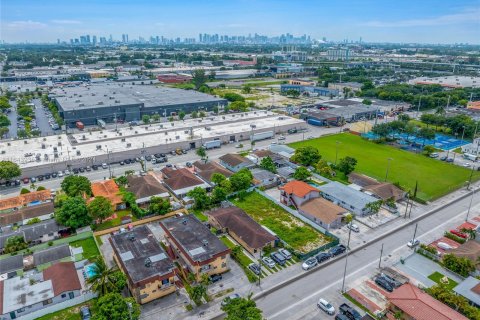 Propiedad comercial en venta en Hialeah, Florida, 195.56 m2 № 1325901 - foto 6