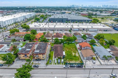 Propiedad comercial en venta en Hialeah, Florida, 195.56 m2 № 1325901 - foto 4