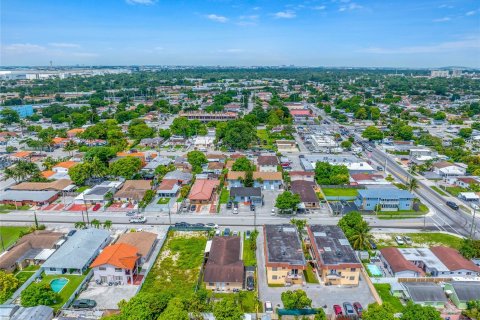 Commercial property in Hialeah, Florida 195.56 sq.m. № 1325901 - photo 13