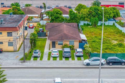 Propiedad comercial en venta en Hialeah, Florida, 195.56 m2 № 1325901 - foto 17