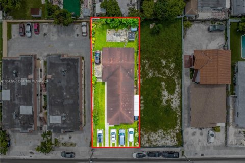 Propiedad comercial en venta en Hialeah, Florida, 195.56 m2 № 1325901 - foto 1