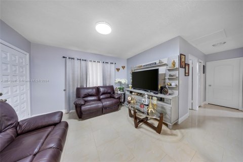 Propiedad comercial en venta en Hialeah, Florida, 195.56 m2 № 1325901 - foto 22