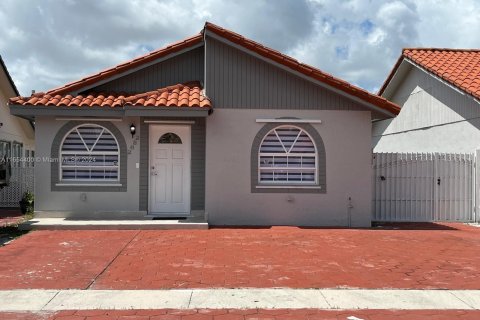 House in Hialeah, Florida 3 bedrooms, 118.36 sq.m. № 1348767 - photo 1