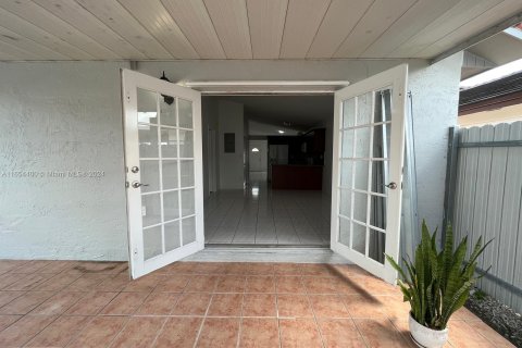 Villa ou maison à louer à Hialeah, Floride: 3 chambres, 118.36 m2 № 1348767 - photo 14