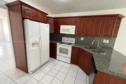 Casa en alquiler en Hialeah, Florida, 3 dormitorios, 118.36 m2 № 1348767 - foto 7