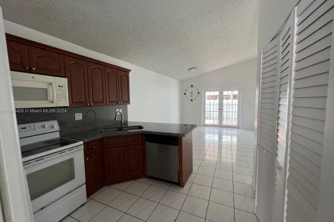 House in Hialeah, Florida 3 bedrooms, 118.36 sq.m. № 1348767 - photo 6